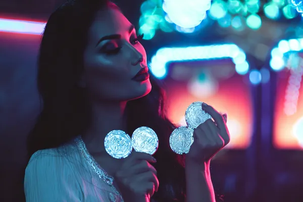 Một dealer chuyên nghiệp chào đón người chơi tại bàn roulette, gợi lên cảm giác casino trực tiếp chân thực trên ZBET BET.