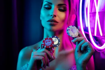Cận cảnh vòng roulette cùng những đồng xu vàng, thể hiện nhịp chơi sống động trong khu vực casino của ZBET BET.