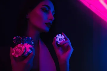 Vòng roulette phát sáng với chip đổ xuống, tượng trưng cho các trò chơi live và instant win trên ZBET BET.