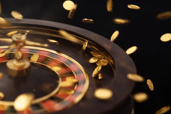 Khoảnh khắc ba số bảy xuất hiện trên cuộn slot cùng các đồng xu vàng, tượng trưng cho những chiến thắng lớn.