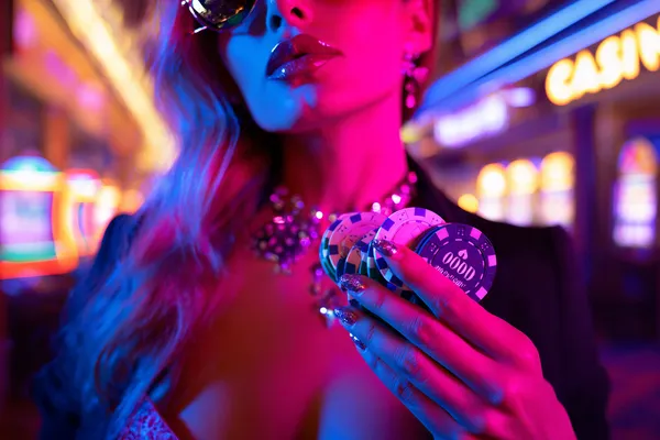 Một dealer tự tin giữa các chip casino mời người chơi truy cập tài khoản ZBET BET, thể hiện quy trình đăng nhập nhanh chóng.