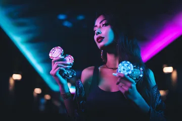 Một người dùng thao tác trên thiết bị trước nền casino huyền ảo, minh họa quá trình truy cập lại tài khoản mượt mà tại ZBET BET.
